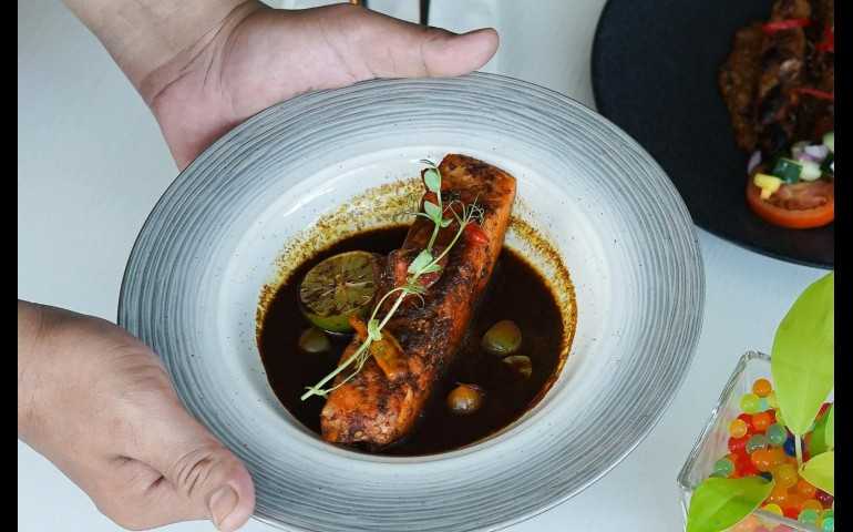 Salmon Pucung dan Sate Ayam Ambal, Inovasi Kuliner Baru ARTOTEL Yogyakarta