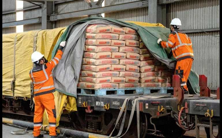 Di Tengah Tekanan Industri, Solusi Bangun Indonesia Tetap Bagi Dividen Rp329,3 Miliar