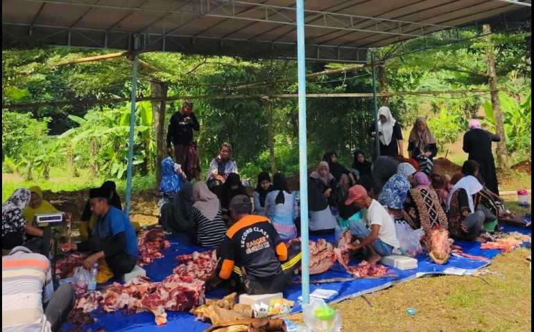 Khidmat dan Guyub, Ribuan Santri Ponpes Askhabul Kahfi Rayakan Idul Adha dengan Kurban Bersama