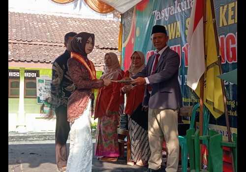 Branding Sekolah Unggulan, Kepsek Masrur Budayakan Sholat Duha dan Mengaji Sebelum Proses Pembelajaran