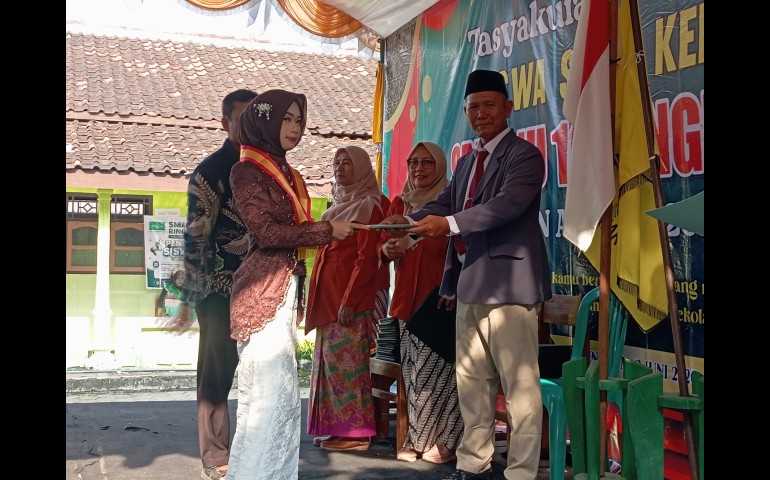 Branding Sekolah Unggulan, Kepsek Masrur Budayakan Sholat Duha dan Mengaji Sebelum Proses Pembelajaran