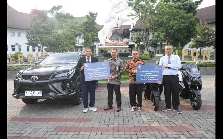 Bank Jateng Perkuat Sinergi dengan Undip, Serahkan Fortuner dan Dua NMax untuk Dukung Operasional Kampus