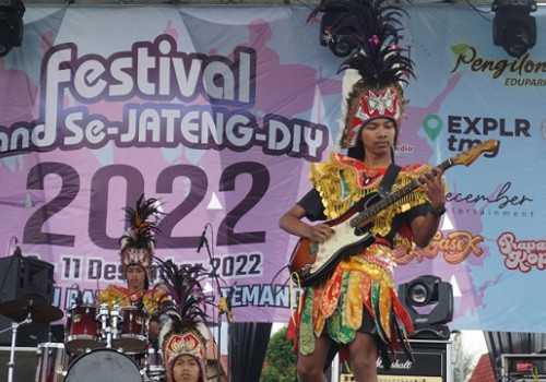Puluhan Pelajar Jateng-DIY Beradu Kemampuan Musik Rock di Gunung Sumbing