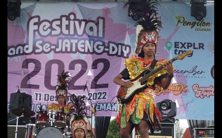Puluhan Pelajar Jateng-DIY Beradu Kemampuan Musik Rock di Gunung Sumbing