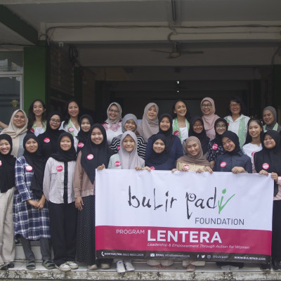 Yayasan Bulir Padi dan Yayasan Maleo Dorong Kesiapan Kerja Perempuan Muda Prasejahtera Banten lewat Program LENTERA