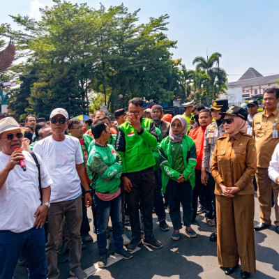 Anjloknya Harga Telur di Tengah Tingginya Harga Pakan Ternak, Suwardi Ketua Peternak Unggas Kendal Bagikan 15.000 ekor Ayam Kepada Masyarakat