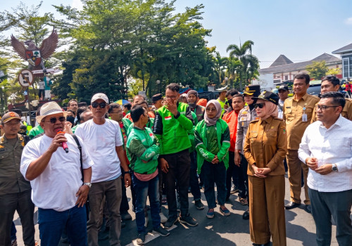 Anjloknya Harga Telur di Tengah Tingginya Harga Pakan Ternak, Suwardi Ketua Peternak Unggas Kendal Bagikan 15.000 ekor Ayam Kepada Masyarakat