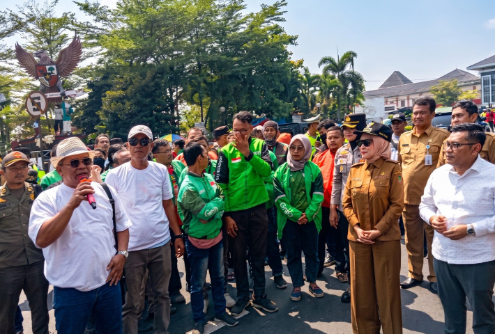 Anjloknya Harga Telur di Tengah Tingginya Harga Pakan Ternak, Suwardi Ketua Peternak Unggas Kendal Bagikan 15.000 ekor Ayam Kepada Masyarakat