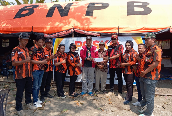 Rayakan Kemerdekaan RI ke-81, PAC Pemuda Pancasila Kecamatan Ngampel Berikan Bantuan Sosial Kepada Korban Kebakaran