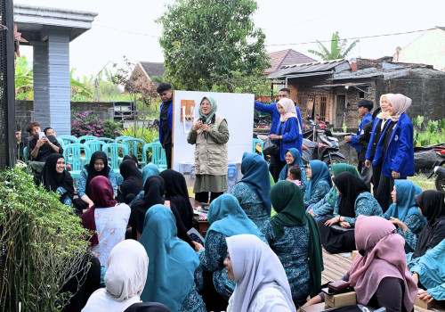 SIGESIT CAMPUREJO : PPK Ormawa KAMADIKSI UDINUS Ubah Sampah Plastik Menjadi Produk Bernilai Guna melalui Pojok Literasi Hijau Lestari