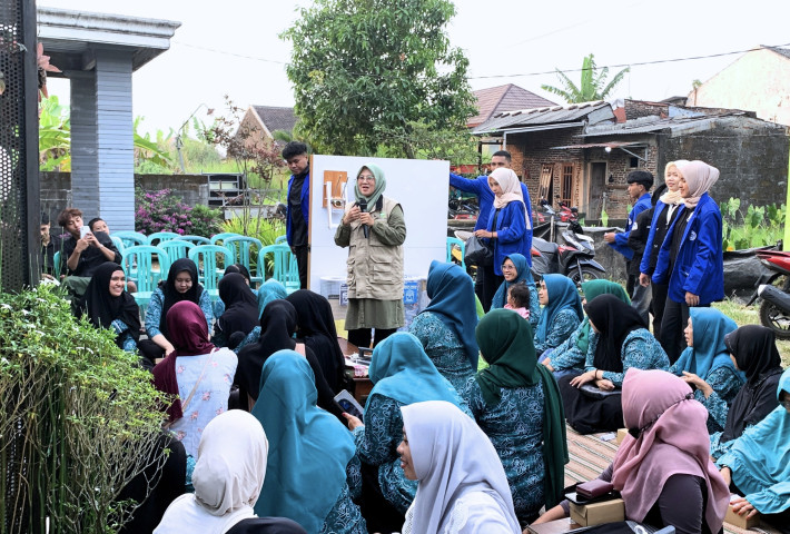 SIGESIT CAMPUREJO : PPK Ormawa KAMADIKSI UDINUS Ubah Sampah Plastik Menjadi Produk Bernilai Guna melalui Pojok Literasi Hijau Lestari