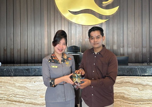 Hari Pelanggan Nasional, Gets Premiere Semarang Sapa Tamu dengan Cokelat
