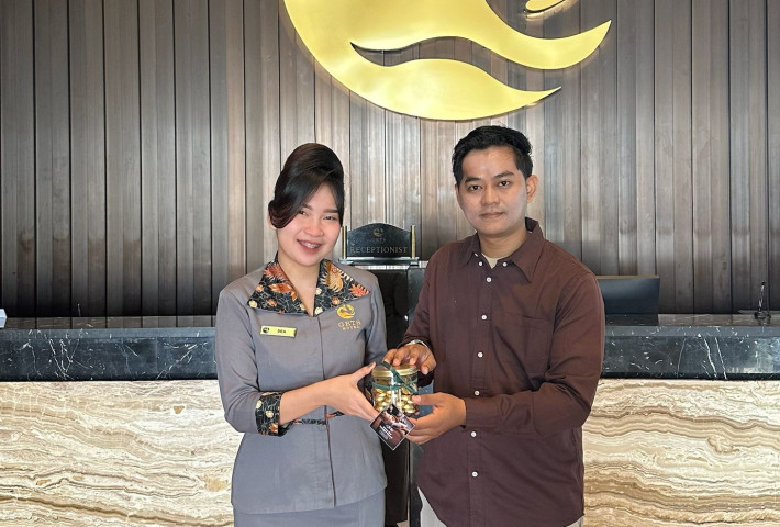 Hari Pelanggan Nasional, Gets Premiere Semarang Sapa Tamu dengan Cokelat