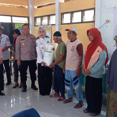 Salurkan Bantuan Pangan Beras, Bupati Kendal Berharap Beras dimanfaatkan dengan Baik