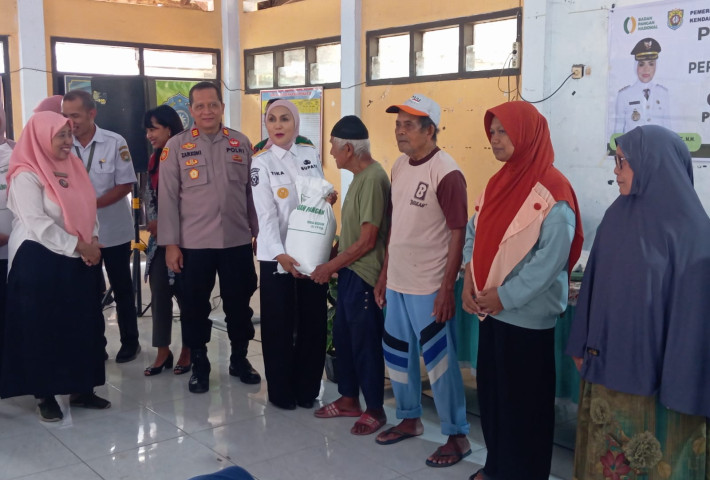 Salurkan Bantuan Pangan Beras, Bupati Kendal Berharap Beras dimanfaatkan dengan Baik