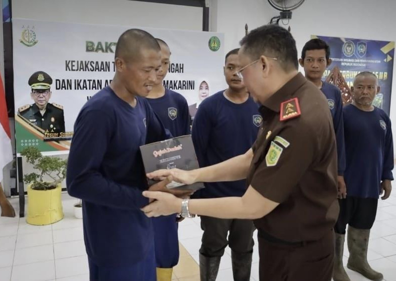 Ada Senyum di Balik Tembok Nusakambangan, Kejati Jateng Hadir Berbagi dengan Warga Binaan dan Pekerja