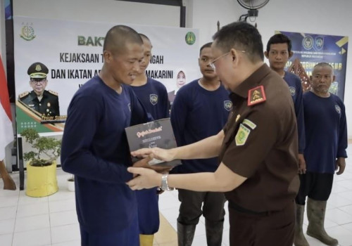 Ada Senyum di Balik Tembok Nusakambangan, Kejati Jateng Hadir Berbagi dengan Warga Binaan dan Pekerja