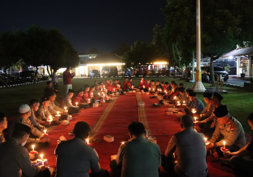 Forwaken dan Forkopimda Gelar Aksi Empati Nyalakan Lilin dan Doa Bersama di Halaman Mapolres Kendal