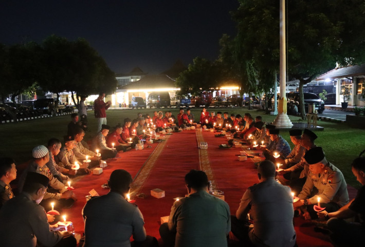 Forwaken dan Forkopimda Gelar Aksi Empati Nyalakan Lilin dan Doa Bersama di Halaman Mapolres Kendal