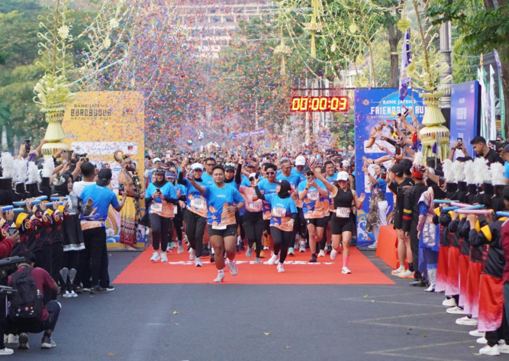 Menuju Satu Dekade Borobudur Marathon, Ribuan Pelari Semarakkan Bank Jateng Friendship Run