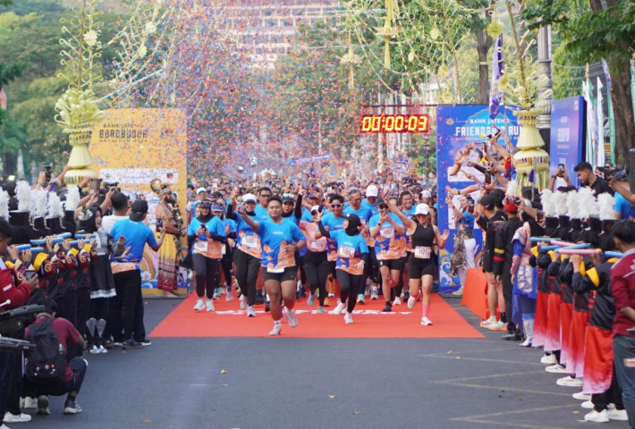 Menuju Satu Dekade Borobudur Marathon, Ribuan Pelari Semarakkan Bank Jateng Friendship Run