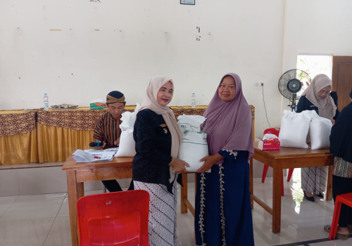 Bupati Kendal Berikan Bantuan Beras Untuk 329 KK di Desa Manggungsari Kecamatan Weleri