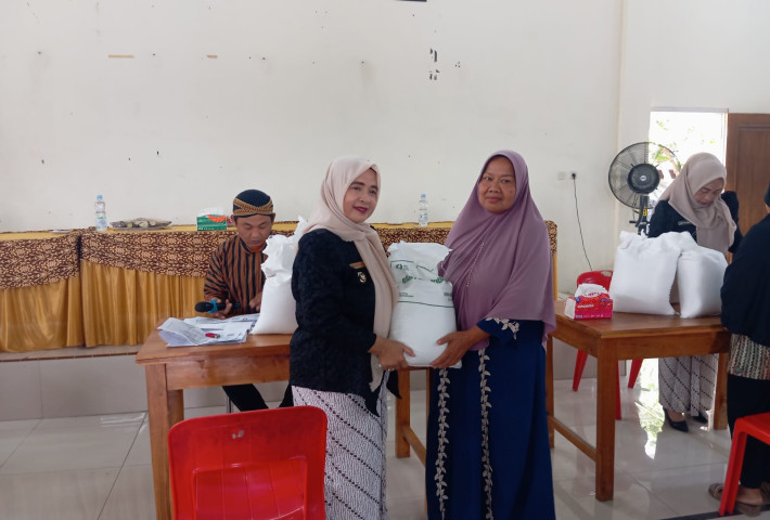 Bupati Kendal Berikan Bantuan Beras Untuk 329 KK di Desa Manggungsari Kecamatan Weleri