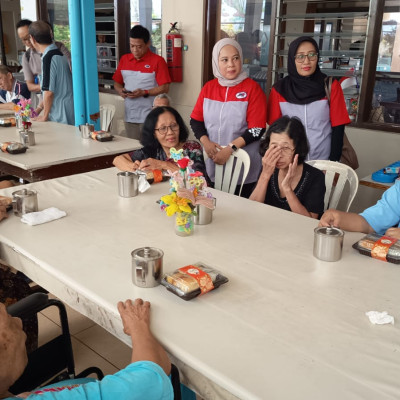 JNE dan Wartawan Ekonomi Semarang Hadirkan Aksi Nyata untuk Lansia