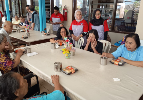 JNE dan Wartawan Ekonomi Semarang Hadirkan Aksi Nyata untuk Lansia