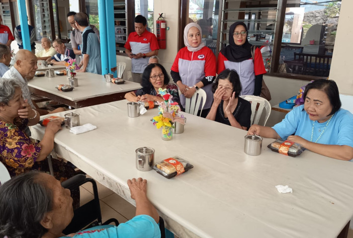 JNE dan Wartawan Ekonomi Semarang Hadirkan Aksi Nyata untuk Lansia