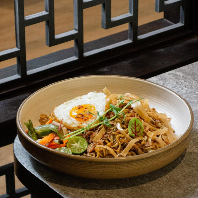 ARTOTEL Harmoni Jakarta Hadirkan Menu Nostalgia, Nasi Kuning Disulap Jadi Burger