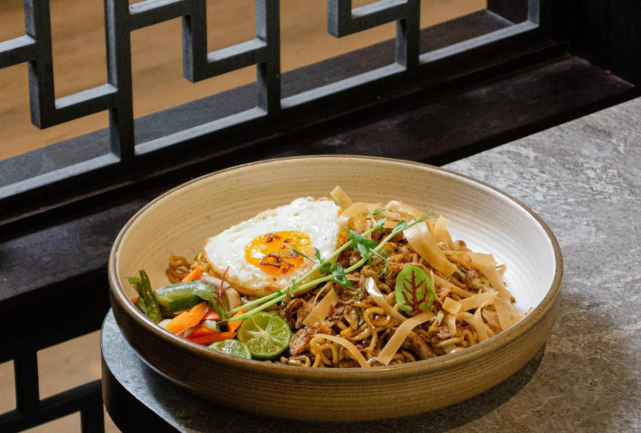 ARTOTEL Harmoni Jakarta Hadirkan Menu Nostalgia, Nasi Kuning Disulap Jadi Burger