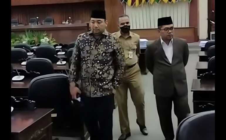 Jalin Keakraban, Dua Pimpinan DPRD Ferry Wawan dan Pinto Jayanegara Ngopi Bareng Usai Keliling Gedung Berlian