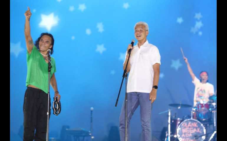 HUT ke-39 Slank, Ganjar Surprise Naik ke Atas Panggung