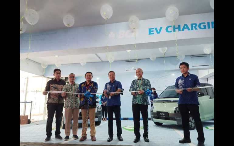 BCA Dukung Energi Terbarukan, Hadirkan Electric Vehicle Charging Station di Semarang