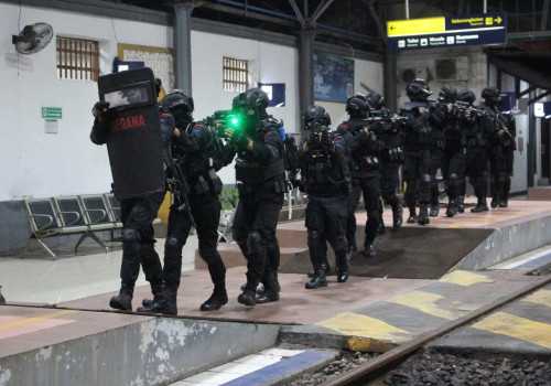Brimob Polda Jateng Lakukan Simulasi Pengamanan Teror Jelang Nataru