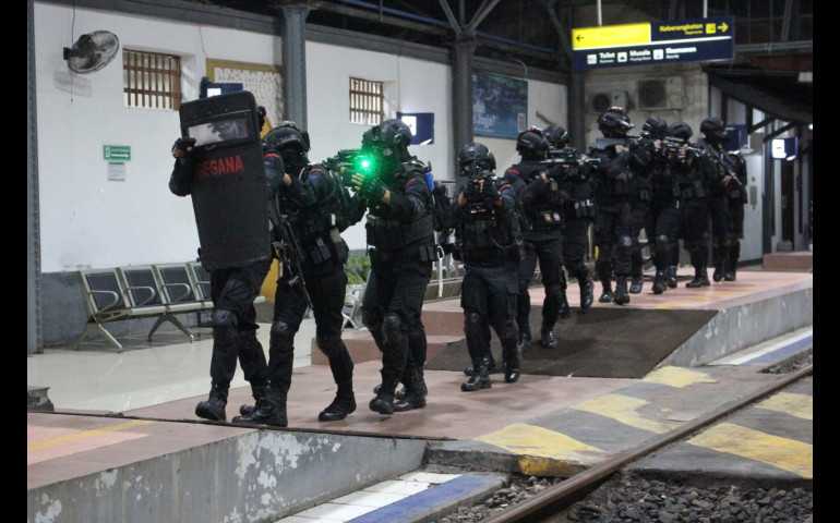 Brimob Polda Jateng Lakukan Simulasi Pengamanan Teror Jelang Nataru