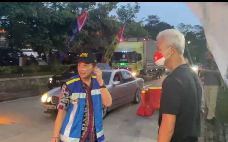 Pantauan Arus Kendaraan Masuk Tol Semarang-Solo Padat