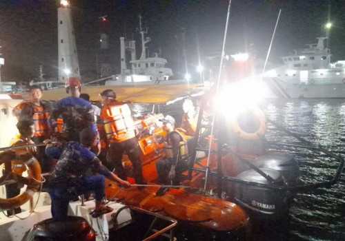 Kapal Mati Mesin Saat Cuaca Buruk Perairan Semarang, Penumpang Berhasil Dievakuasi