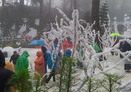 Diguyur Hujan dan Kabut, Wahana Salju Lawu Park Diserbu Pengunjung