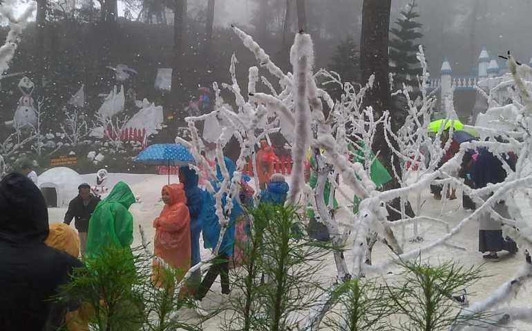Diguyur Hujan dan Kabut, Wahana Salju Lawu Park Diserbu Pengunjung
