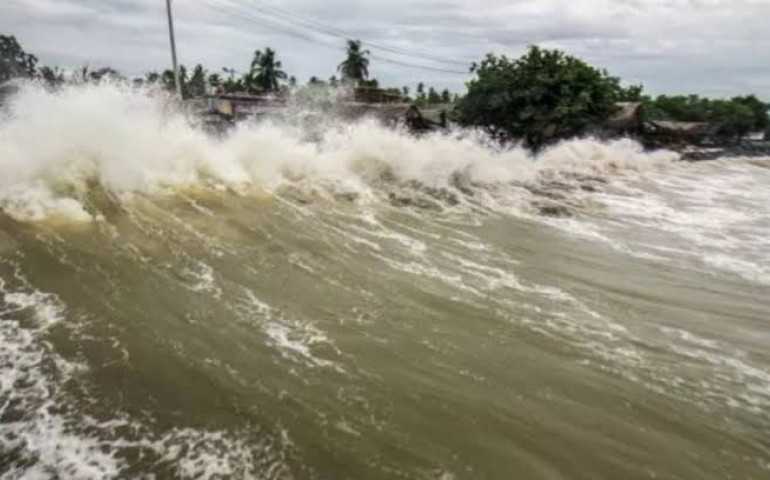 Gelombang Laut Tinggi, 305 Wisatawan di Pulau Karimunjawa tak Bisa Pulang