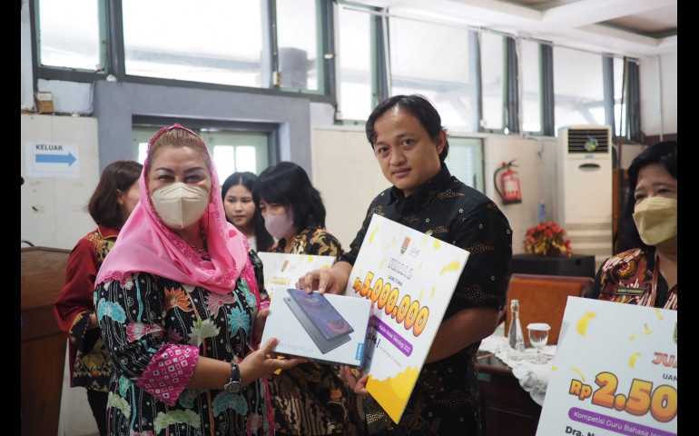 Solve Education Bersama Pemkot Semarang Beri Penghargaan bagi Guru Bahasa Inggris Teladan Melek Teknologi 2022