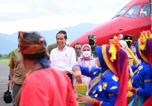 Presiden Serahkan Bansos Hingga Resmikan Bendungan di Sumbawa