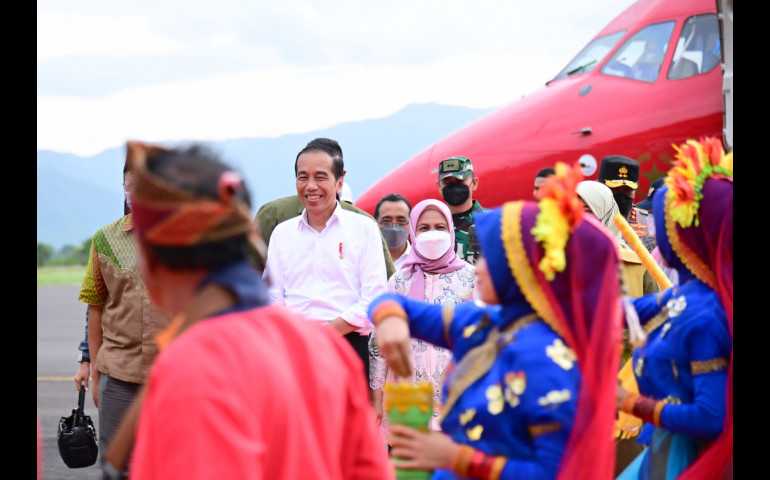 Presiden Serahkan Bansos Hingga Resmikan Bendungan di Sumbawa