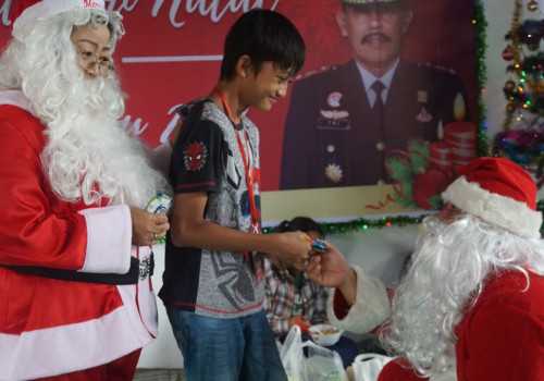 Lapas Semarang Hadirkan Sinter Claus, Hibur Pengunjung Napi