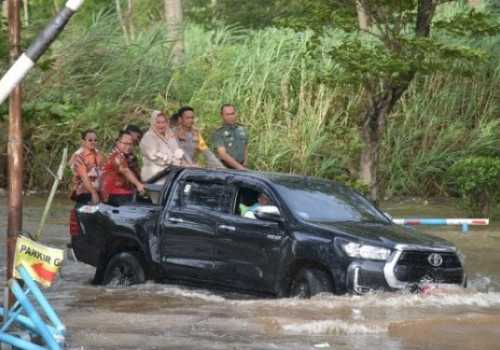 Prediksi BMKG Tepat, Banjir Rob Terjang Pantai Marina Semarang Warga Dihimbau Waspada