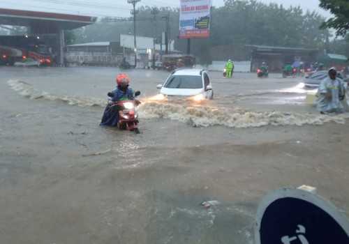 Banjir Kepung Kota Semarang Akibat Guyuran Hujan Deras