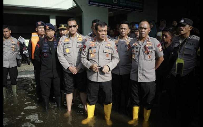 Kapolda Jateng Tinjau Lokasi Banjir, Pastikan Kebutuhan Masyarakat Terpenuhi