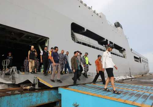 Kapal Perang Siap Bawa BBM dan Logistik ke Karimunjawa